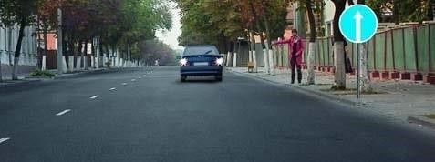 В данной ситуации разрешается ли подъехать задним ходом к пассажиру?