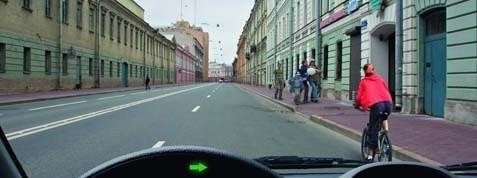 При въезде в левый двор мы обязаны уступить дорогу: