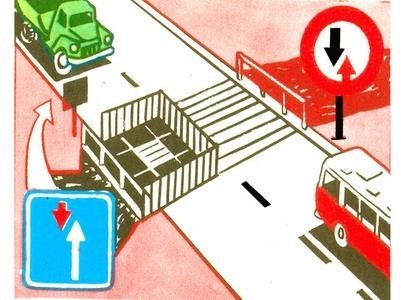 Водитель какого транспортного средства имеет право на первоочередное движение?