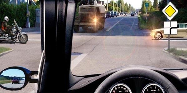 Вы продолжаете движение прямо, какому транспортному средству Вы должны уступить дорогу