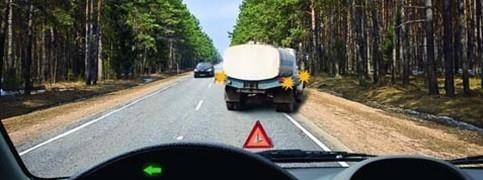 Обязаны ли мы в данной ситуации уступить дорогу водителю автомобиля, приближающегося с противоположной стороны?