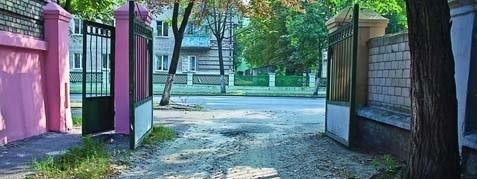 Выйдя на дорогу, в данной ситуации мы обязаны уступить: