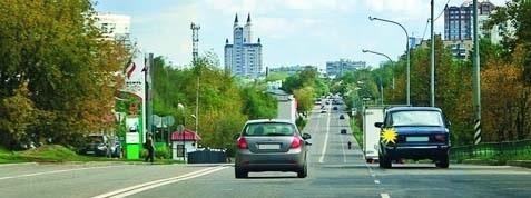 Водитель, двигающийся без перестроения, уступить дорогу водителю, перестраивающемуся с правой стороны: