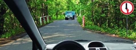 In which of the signs must you yield to oncoming traffic in a narrow section?