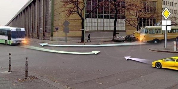 Транспортные средства проедут перекресток в следующей последовательности: