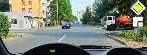 При выполнении разворота кому Вы должны уступить дорогу?