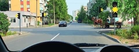 В случае желтого мигающего сигнала светофора: