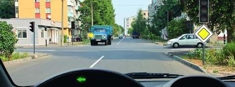 При выполнении поворота налево следует уступить: