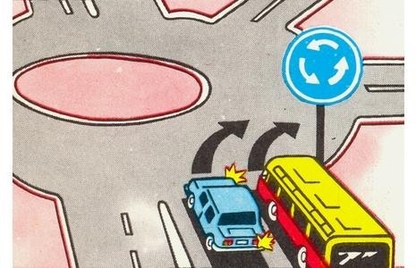 Водитель какого транспортного средства правильно въезжает на перекресток с круговым движением?