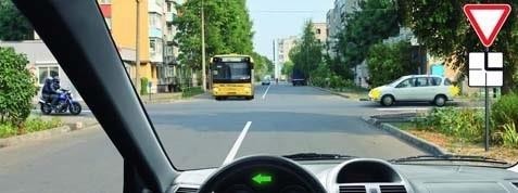 В данной ситуации при повороте налево мы обязаны уступить