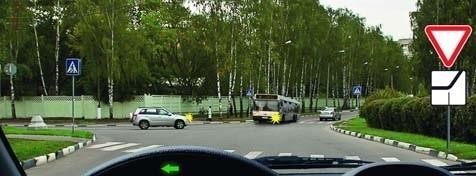 При выполнении поворота налево кому водитель обязан уступить?