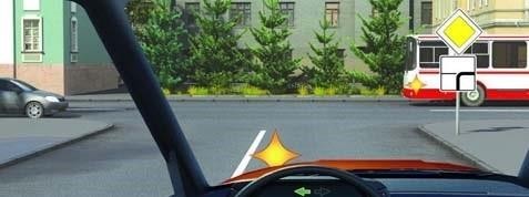 При выполнении поворота налево Вы обязаны уступить дорогу: