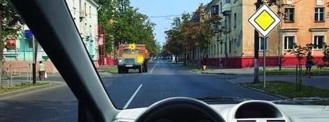 При проезде перекрестка прямо обязаны ли мы уступить дорогу водителю грузового автомобиля с включенными проблесковыми маячками желтого цвета?