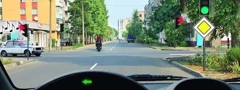 При повороте налево дорогу уступим