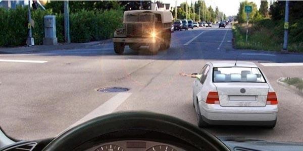 О чем информирует сигнал, поданный рукой водителя легкового автомобиля?