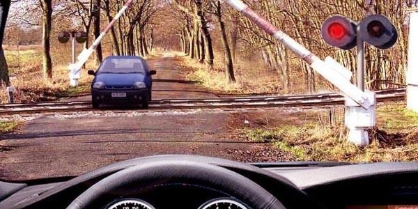 Разрешается ли въезжать на железнодорожный переезд в данной ситуации?