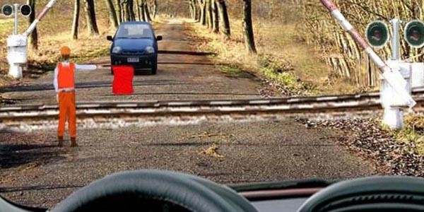 Разрешается ли проехать железнодорожный переезд в данной ситуации?